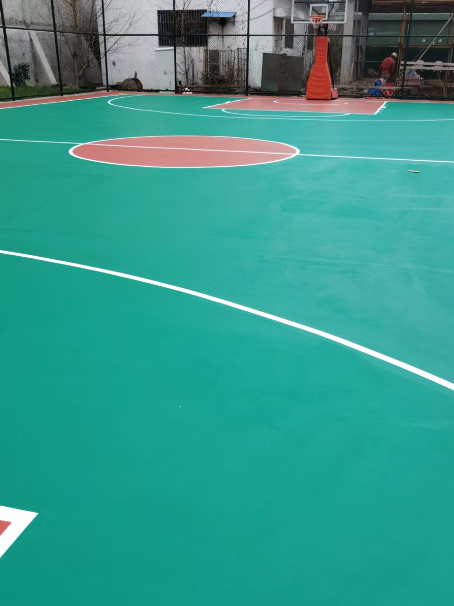 鹿城 球场长期使用易出现地面开裂